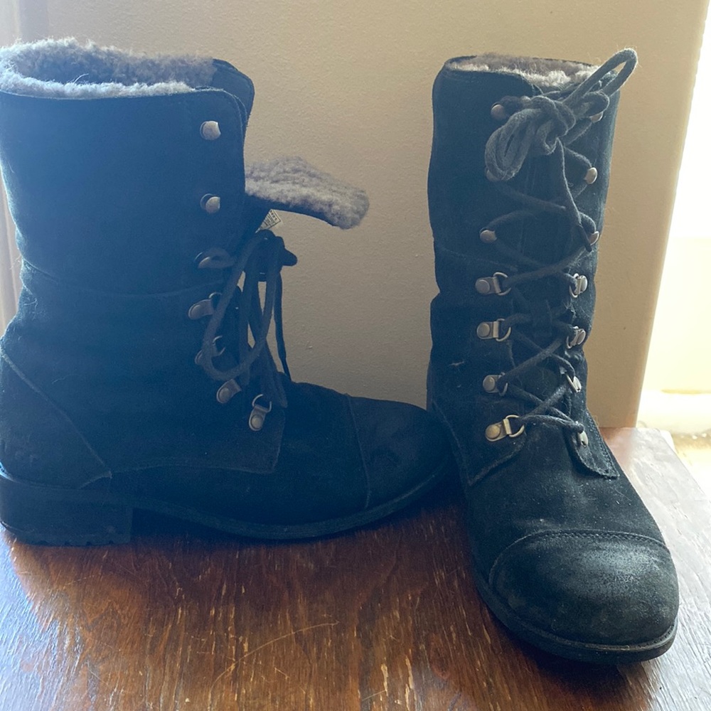 Black UGG size8 versatile boot.